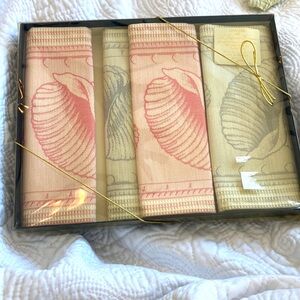 NWT Le Jacquard Francais guest towel Set of 4. Shells  perle gray / pink